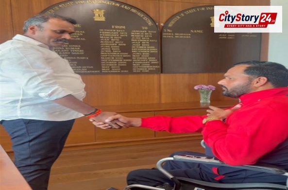 L Murugan Meets Para-Swimmer Satendra Singh Lohiya
