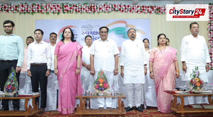 Cleanliness pledge in Navsari: C. R. Patil leads Gram Sabha on Swachh Bharat Diwas